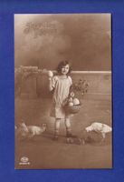 ENFANT - Jeune fille et poules pour Pâques