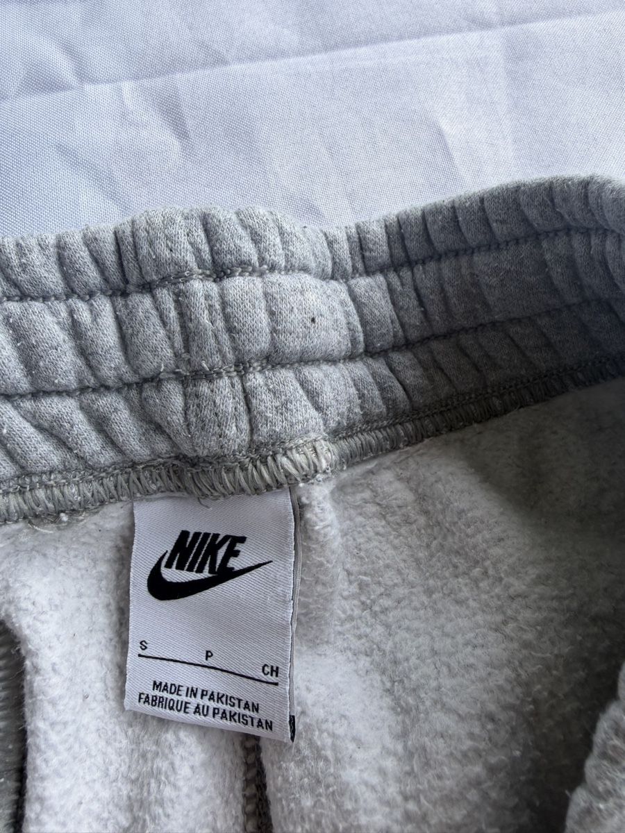 Nike Pantaloni: Training Homme gris Nike – Usato da Pully venduto da ari_78pk 1