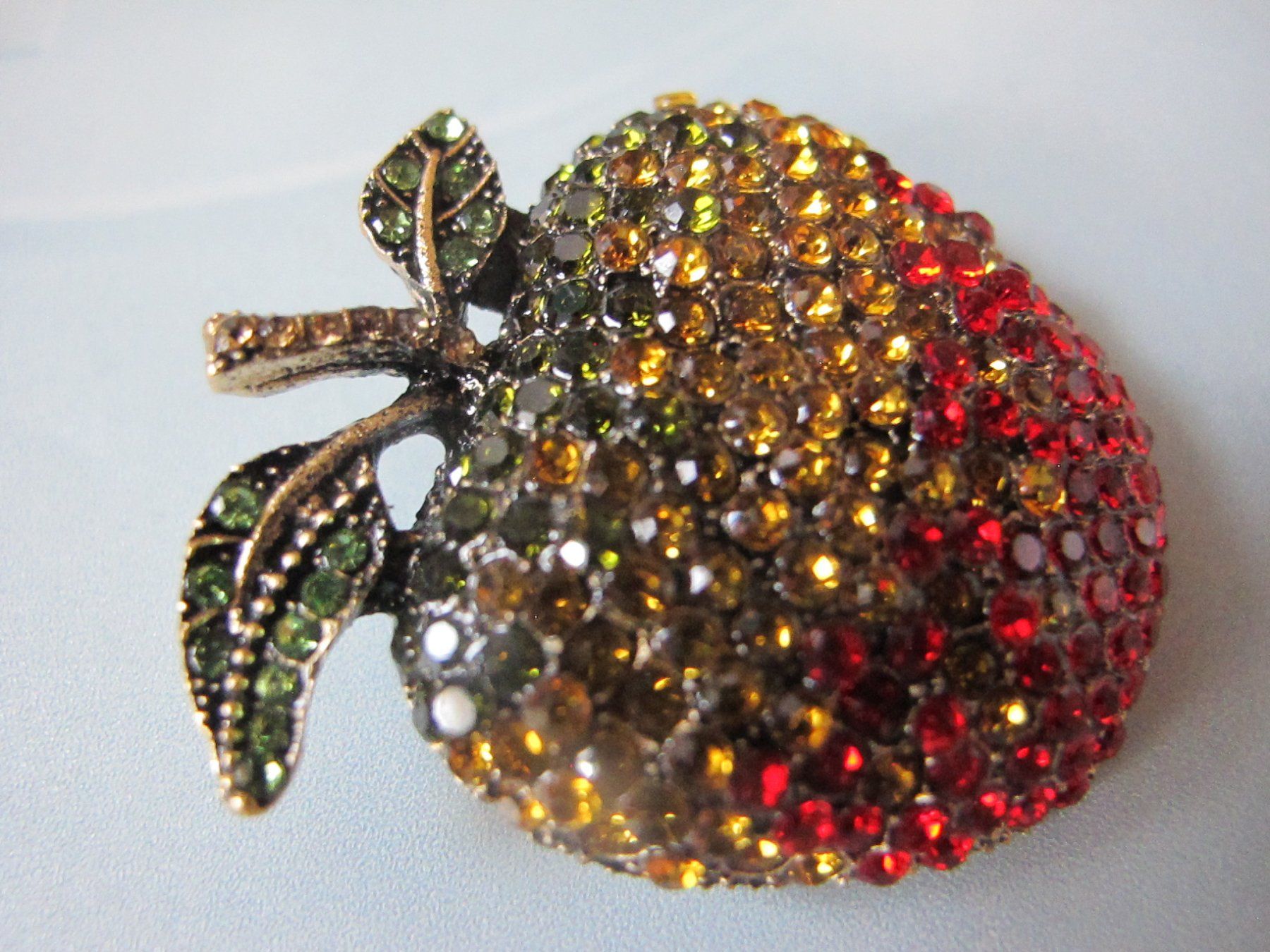 Spille & Fermagli: Apfel Brosche mit Strass-Steinen, Herbst-Look, neu! – Nuovo (secondo la descrizione) da Löhningen venduto da Chimae67 1
