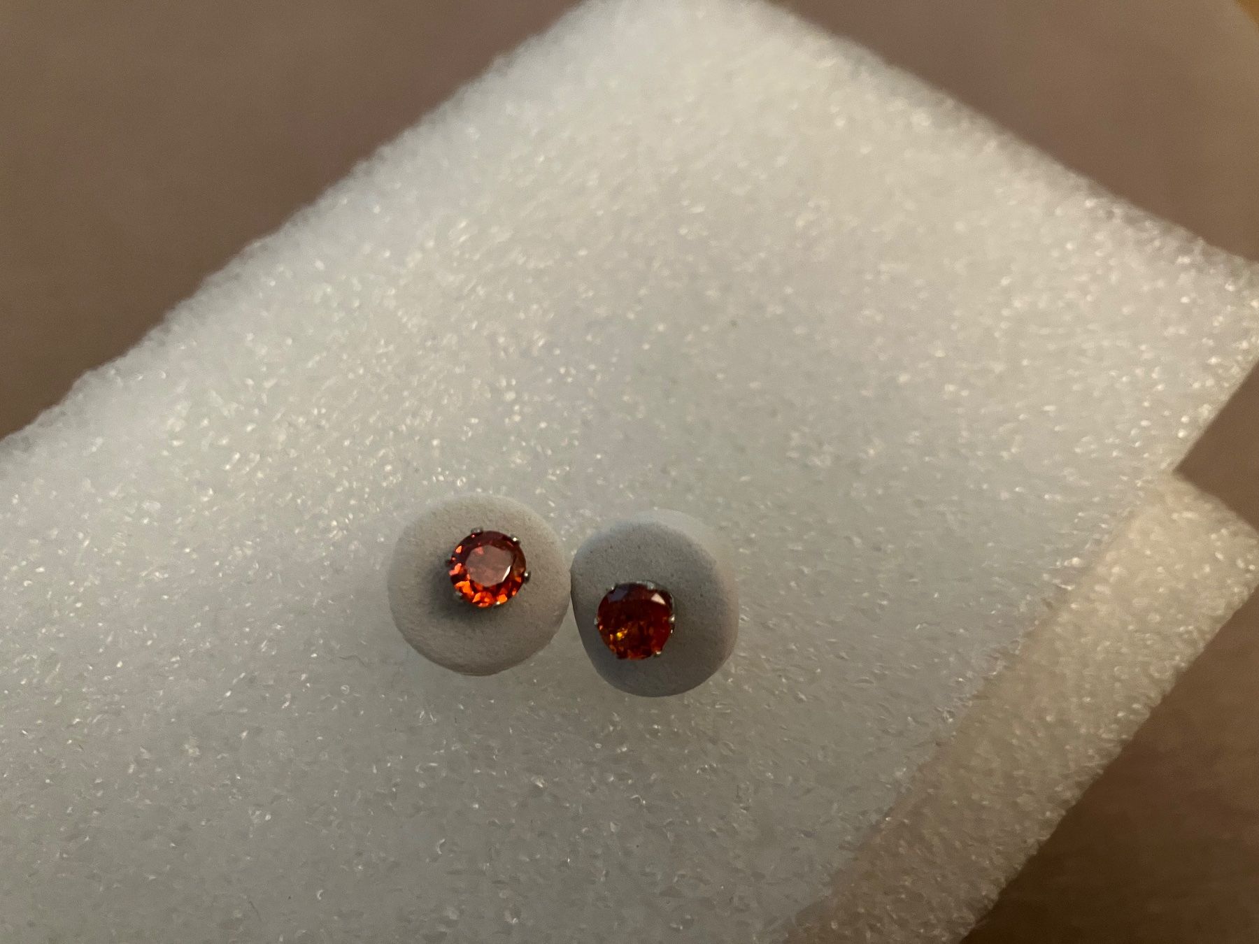 Orecchini pendenti & Orecchini a lobo: Elegante silberfarbene Ohrstecker mit rotem funkelnden Stein – Nuovo (secondo la descrizione) da Affoltern am Albis venduto da Dlotti 4