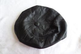 schwarzes Beret vermutlich aus Kunstleder ca. Gr. 55-56