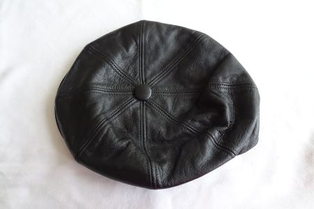 schwarzes Beret vermutlich aus Kunstleder ca. Gr. 55-56