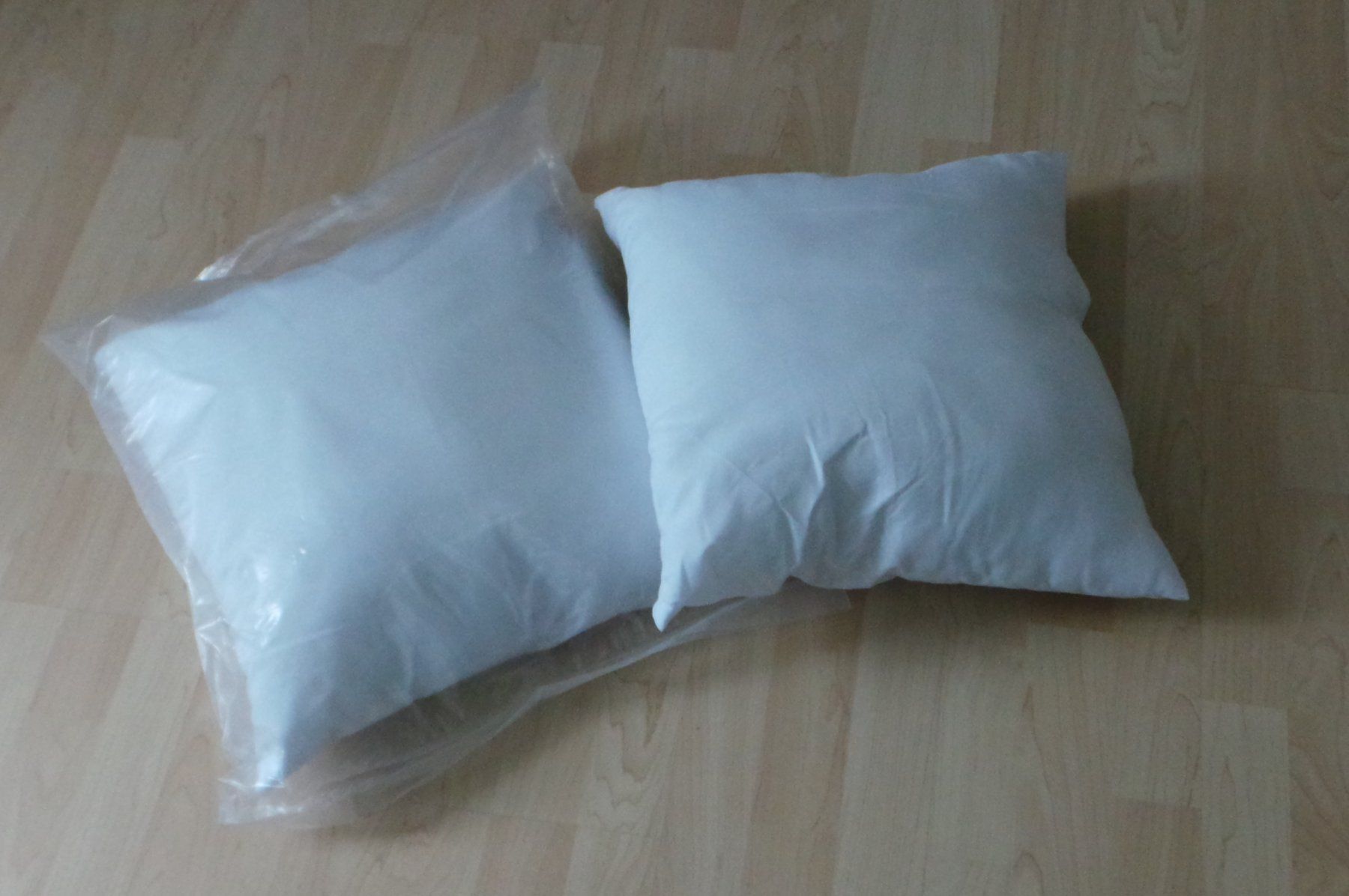 Kissen: 2 Kissen weiss 45x45 cm – Neu (gemäss Beschreibung) aus Flamatt von Tattoo18