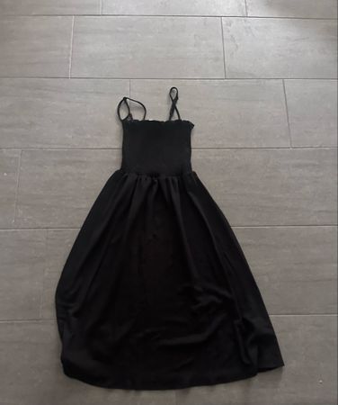 Schwarzes Sommerkleid von H&M - ideal für warme Tage!