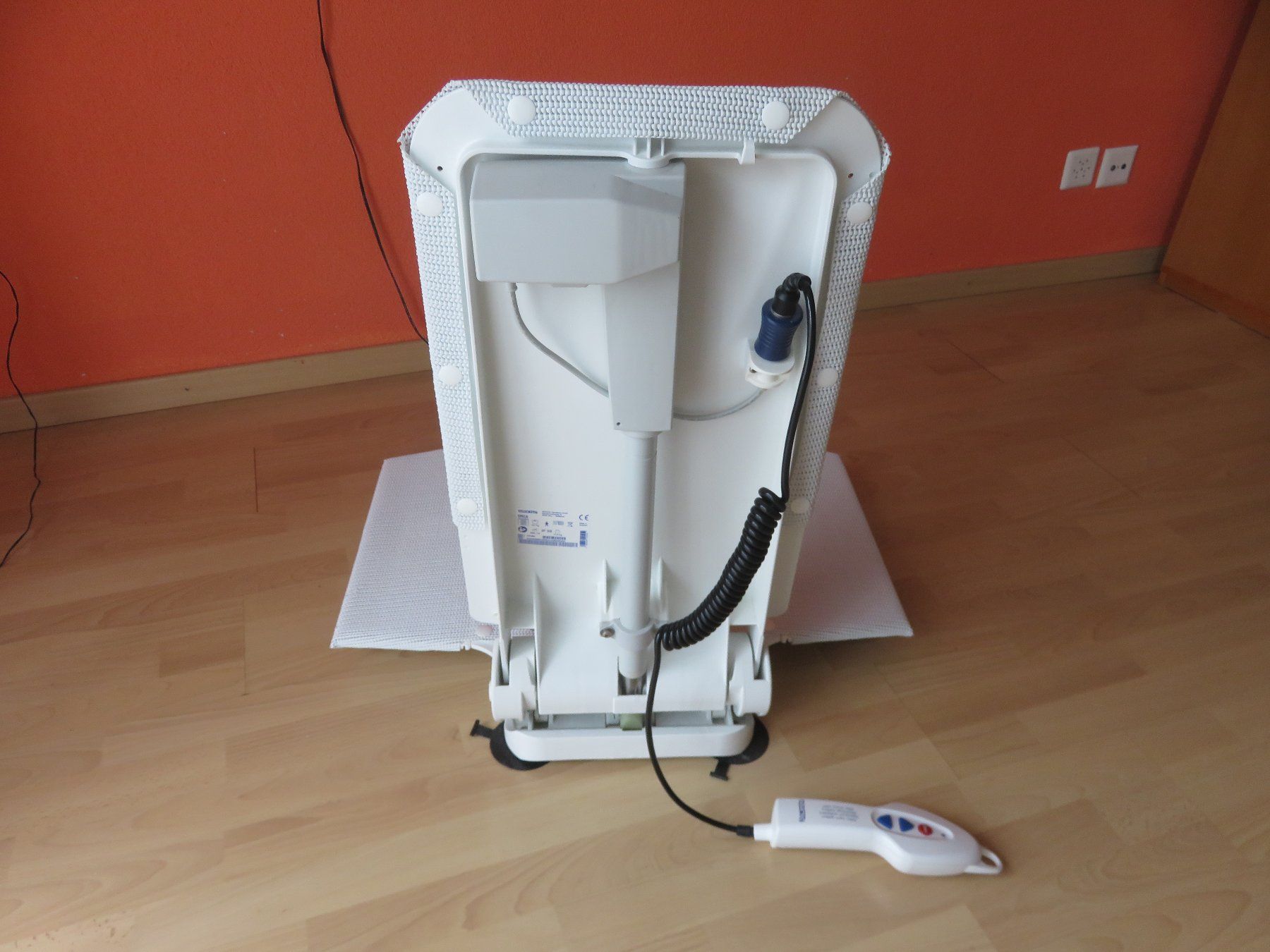 Attrezzature mediche: Badewannenlifter Aquatec Orca – Usato da Turgi venduto da Hdur 4