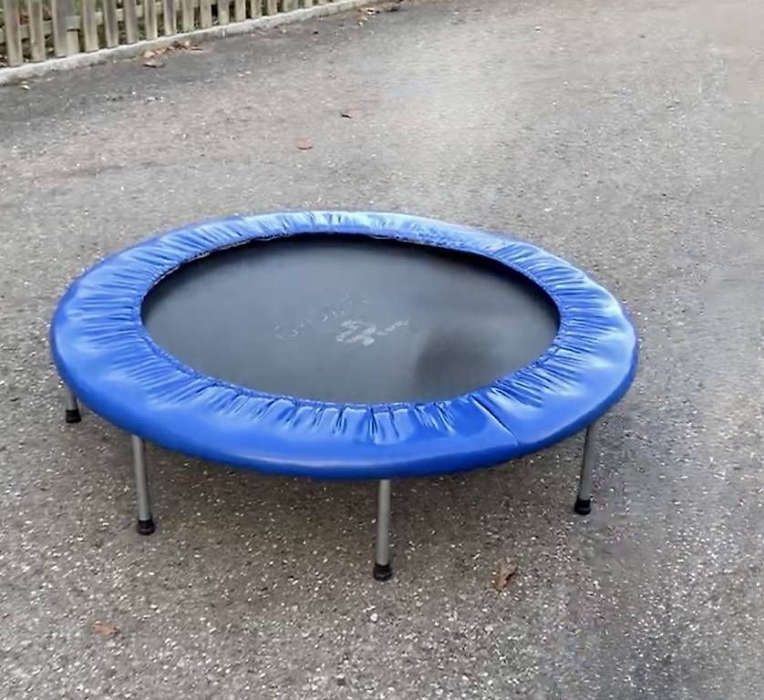 Trampoline: Trampolin blau gebraucht Durchmesser von 140cm – Gebraucht aus Zürich von Schnetz 1