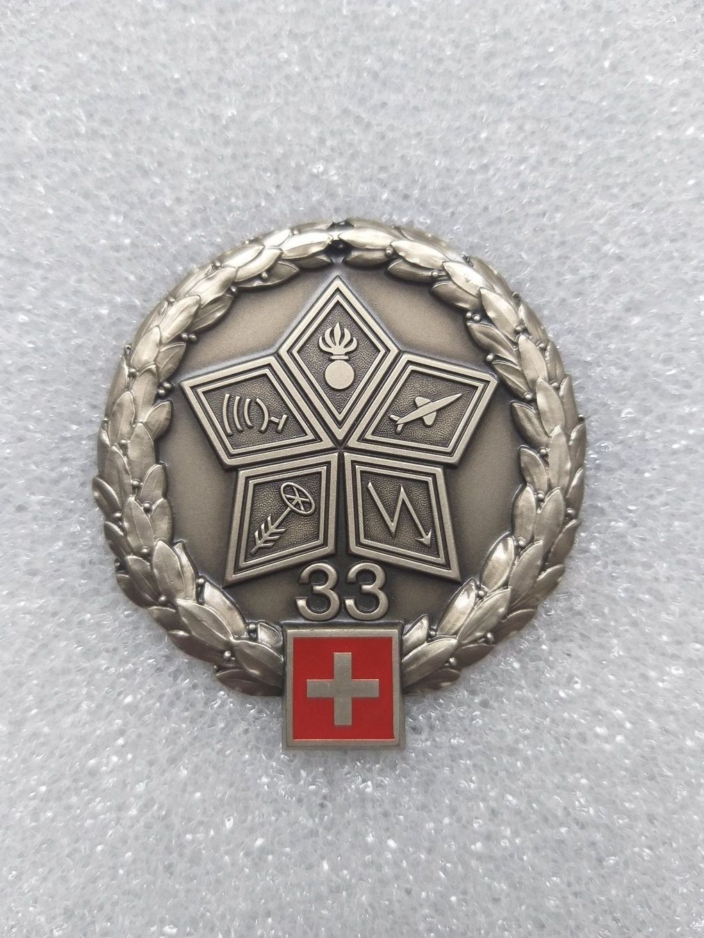 Placchette & Badge: Béretemblem Fliegerabwehrbrigade 33 V1 – Nuovo (secondo la descrizione) da Bauma venduto da SwissMilitaria