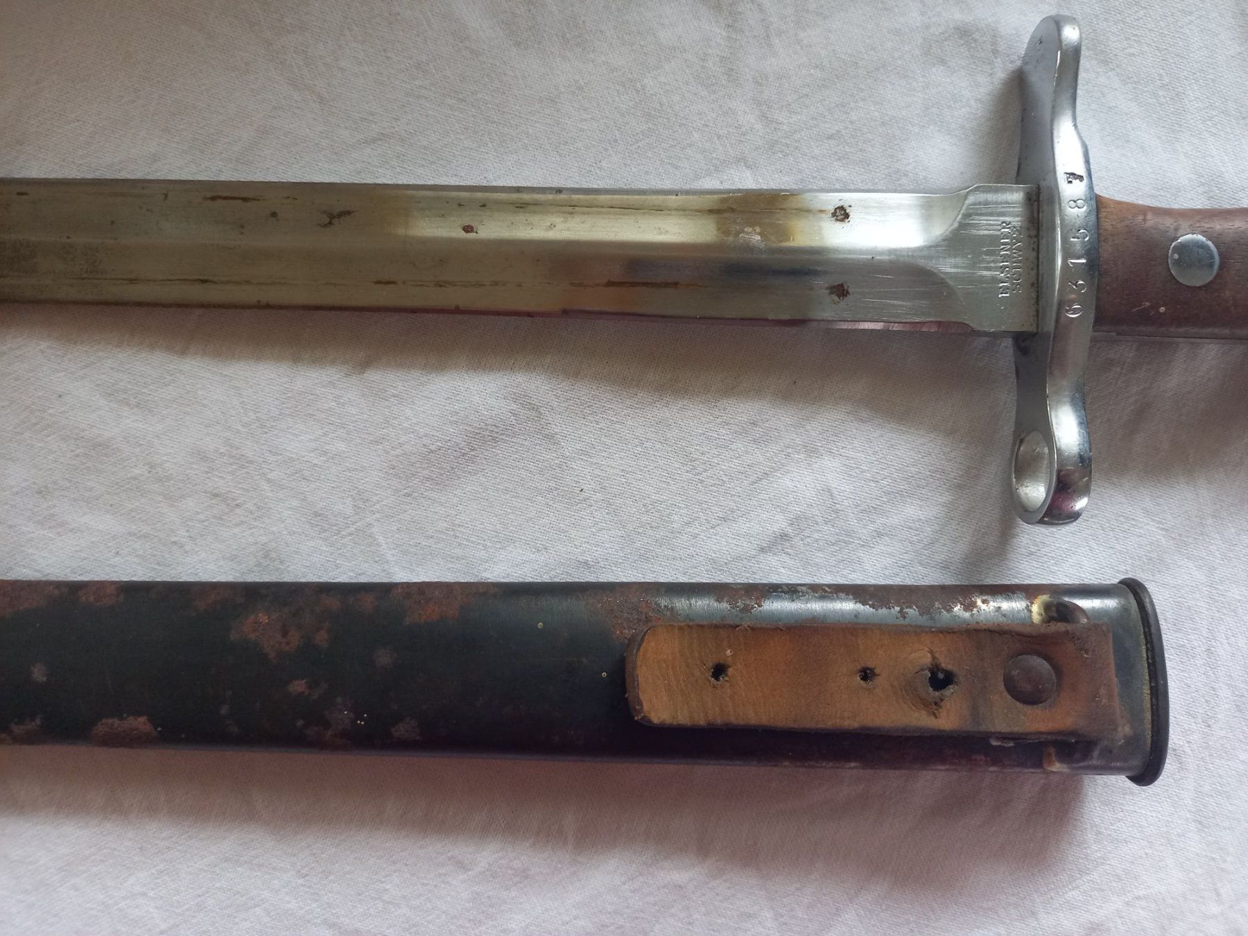 Schweizer Armee Armi bianche: Baïonnette d'ordonnance, modèle 1918 avec son fourreau – Usato da Rossens FR venduto da Souris1 2