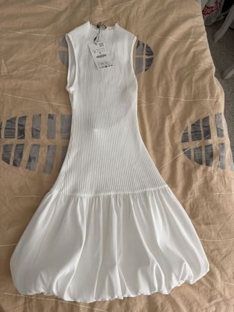 Neues Zara Kleid, Grösse M, weiss, perfekt für Sommer!
