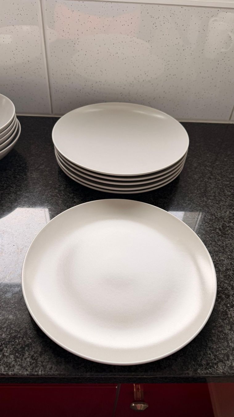 Ikea Set di piatti: IKEA FÄRGKLAR Geschirrset 18-teilig hellgrau – Usato da Recherswil venduto da Niculin02 5
