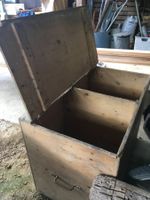Grosse Kiste aus Holz mit Deckel, für Tiertransport