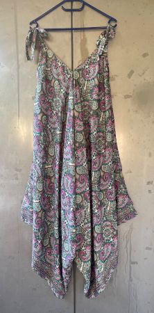 Super lässiger, edler Seiden-Jumpsuit im Lagenlook!