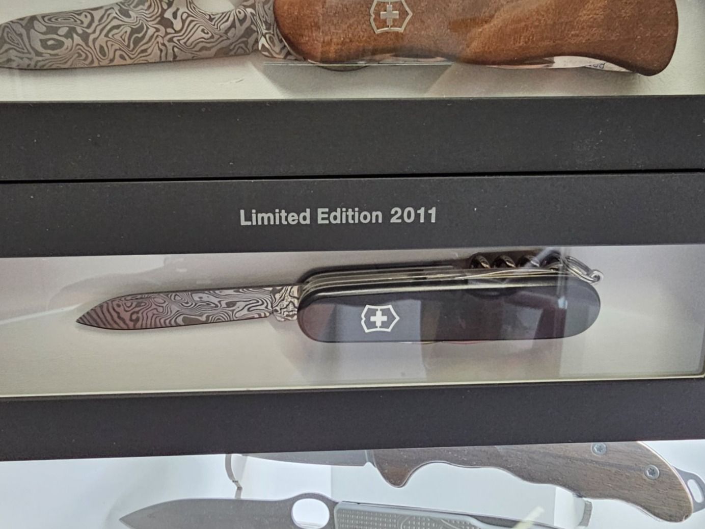 Coltelli tascabile: Schönes Victorinox Damast 2011 Messer – Nuovo (secondo la descrizione) da Liesberg Dorf venduto da sniper88