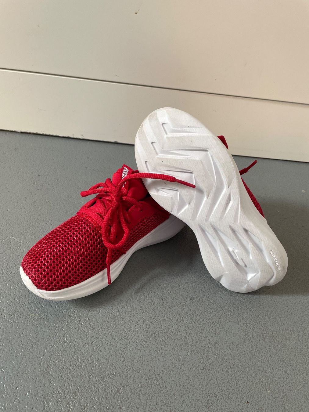 Skechers Scarpe da uomo: Skechers GoRun Sneakers EU30 – Usato da Uznach venduto da Player6 1