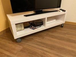 Weisses TV-Möbel mit Rollen, IKEA Top Zustand