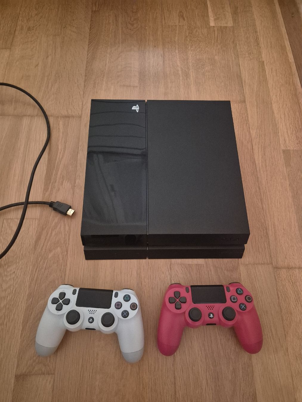 Sony Console: Playstation 4 mit 2 Controller und 3 Spiele  – Usato da Rothrist venduto da ner_27ct