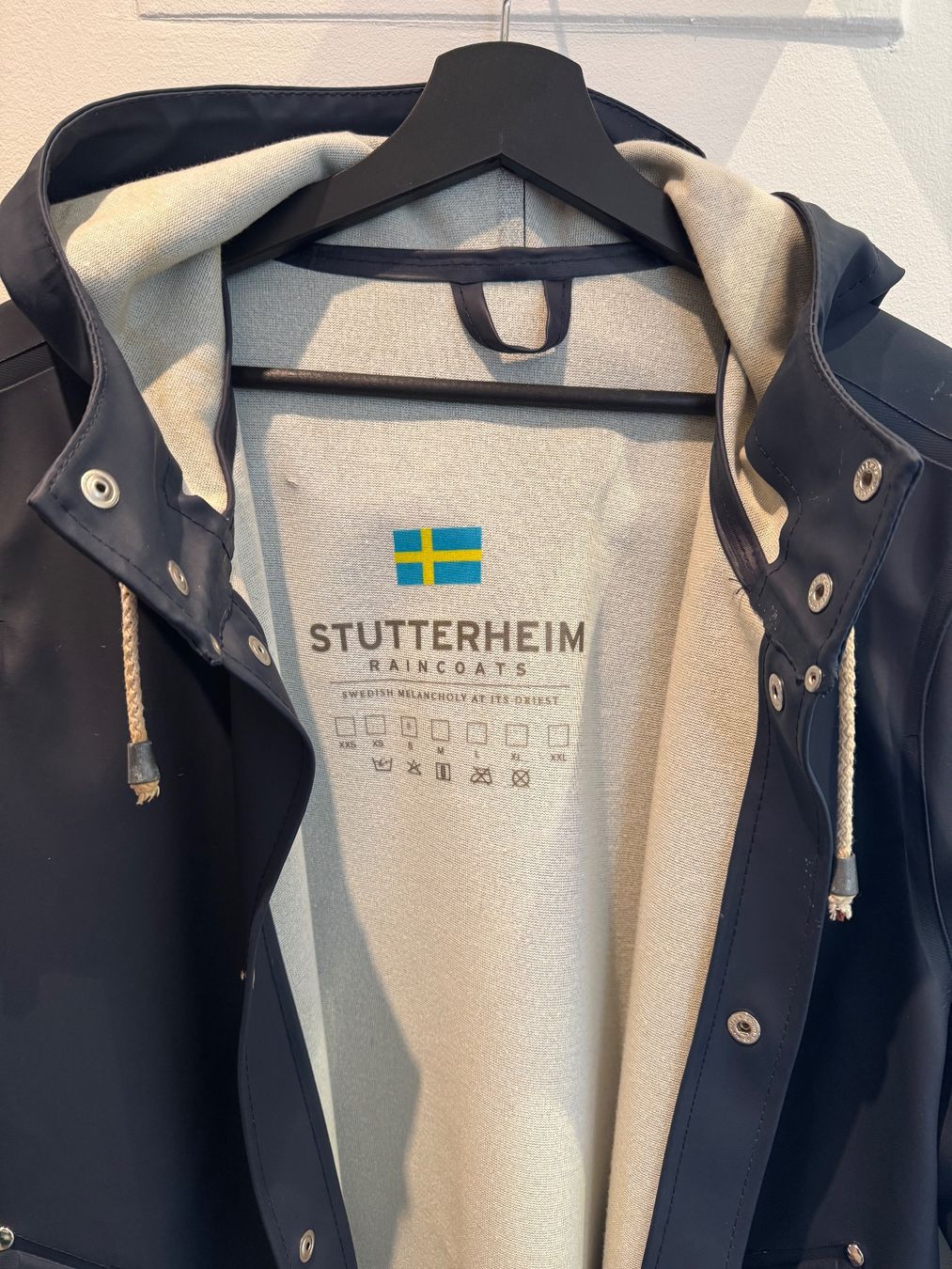 Stutterheim Cappotti: Stutterheim Regenmantel, Gr. S, Dunkelblau – Usato da Zürich venduto da nils.alex 3