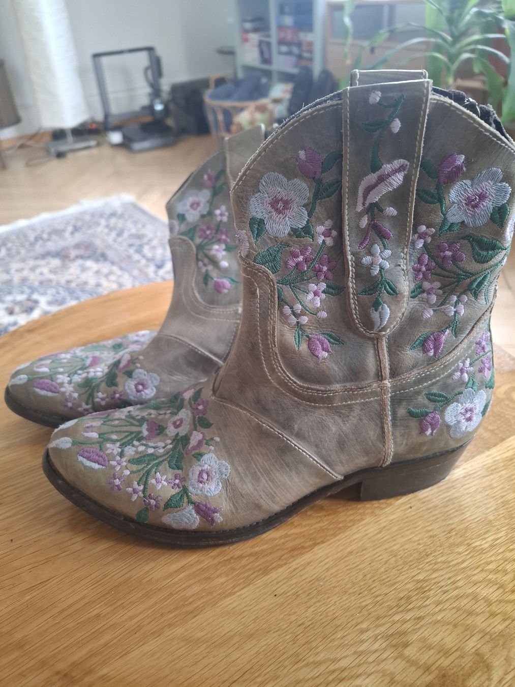 Damenschuhe: Cowboystiefel Leder mit Blumen bestickt, Grösse 37 – Gebraucht aus Kriens von looooora 2