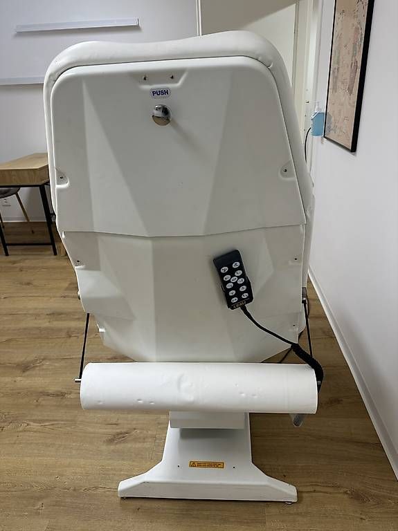 Lettini & sedie per cosmetici: Table de massage électrique LEMI professionnelle – Usato da Cossonay-Ville venduto da fm1_k9q7 3
