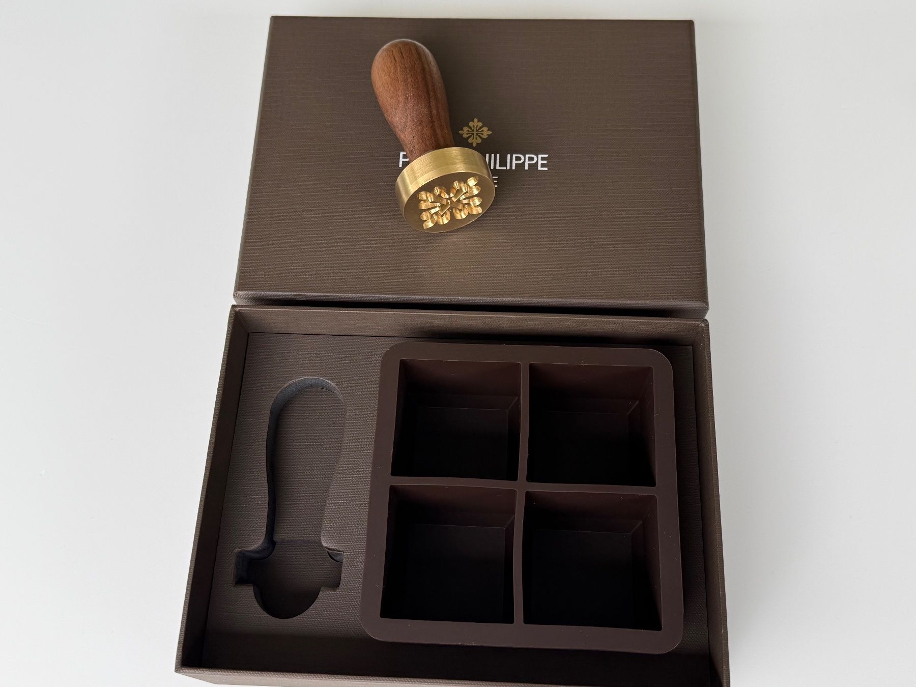 Patek Philippe Uhren: Rare Patek Philippe Ice Cube Tray & Branding Stamp Set – Neu (gemäss Beschreibung) aus Luzern von Cabriolet 4