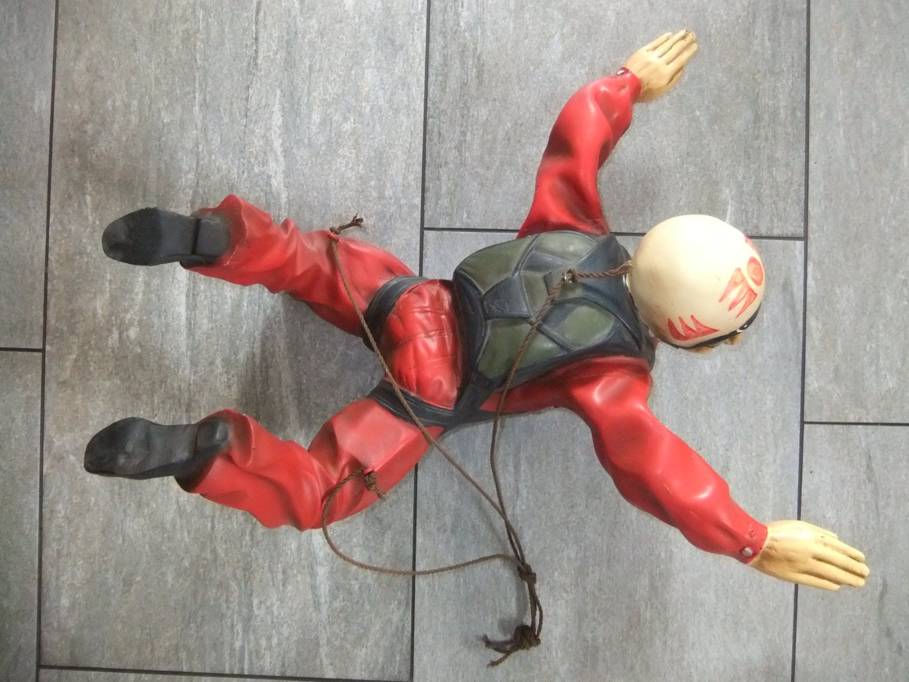 Sculture & Statue: Skulptur Figur Fallschirmspringer  von Jun Asilo, Handbemalt – Usato da St. Niklaus VS venduto da wunschlos54 1