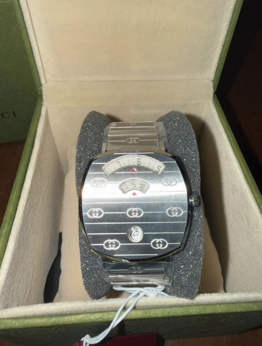 Gucci Orologi: Gucci Grip 35 mm - Bracelet acier GG – Nuovo e nell'imballaggio originale da Plan-Les-Ouates venduto da Loved_Panda_Clothing 1