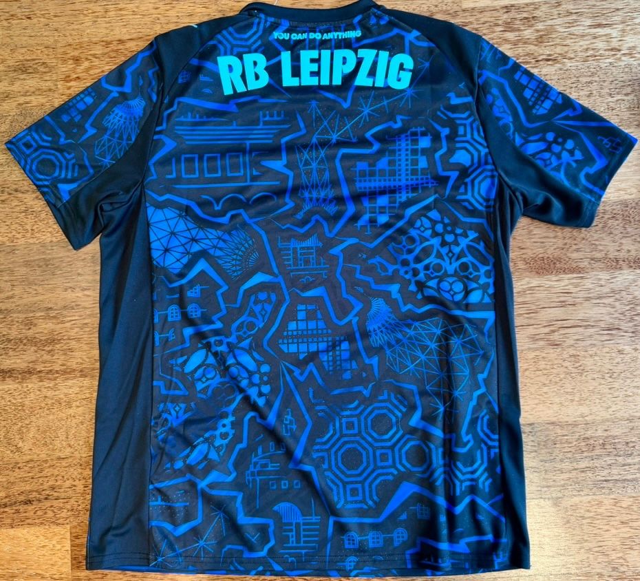 Puma Canottiere & Pantaloni: RB Leipzig - Sondertrikot "Skyline" -  2026 - mit Box – Nuovo (secondo la descrizione) da Hermetschwil-Staffeln venduto da Beat131 1