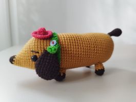 Chien teckel au crochet, fait main, parfait cadeau! 19cm