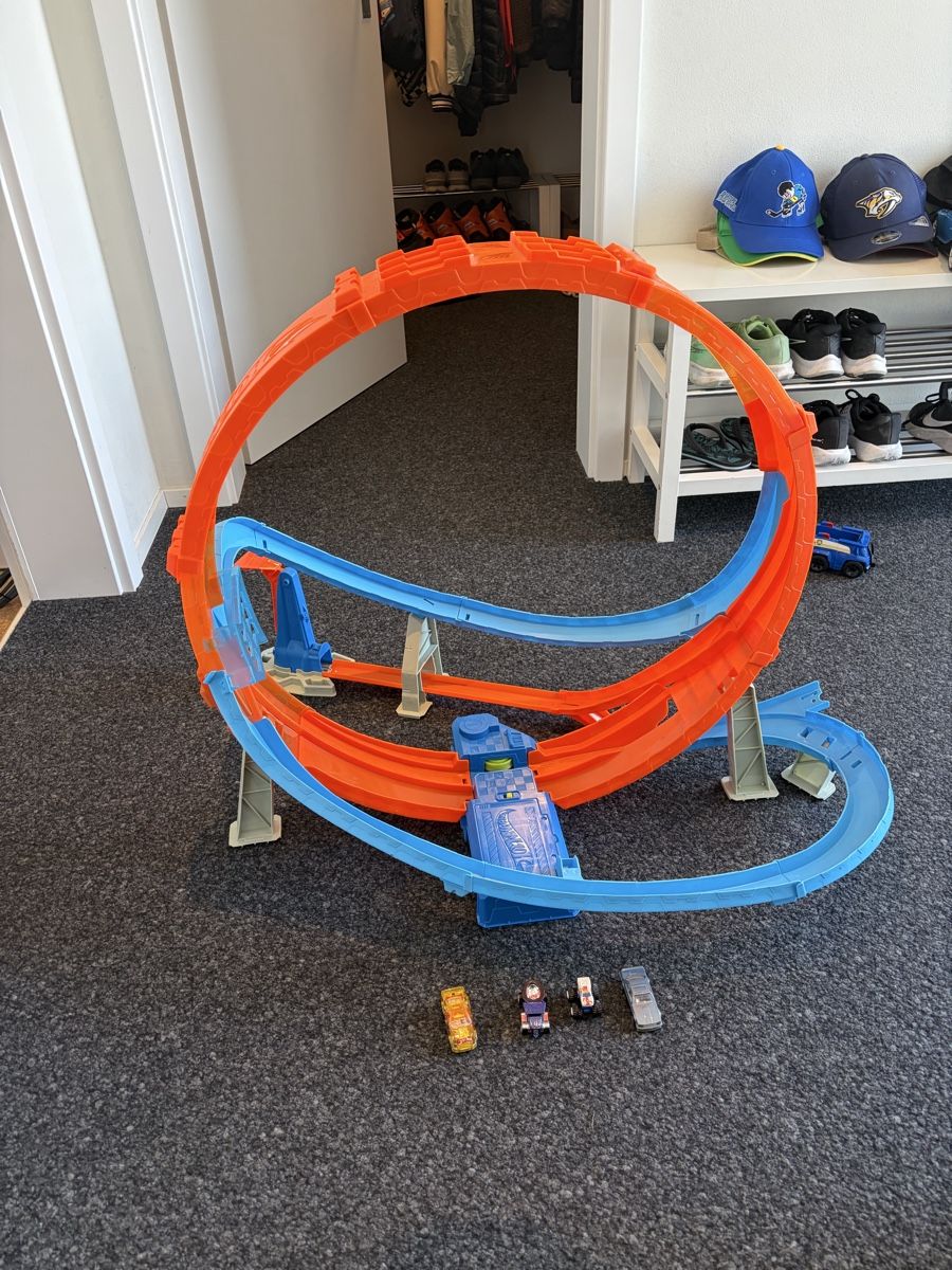 Hot Wheels Rennbahnen: Hot Wheels Bahn Loop-Looping Set mit Autos gebraucht – Gebraucht aus Jaberg von Sportlochi
