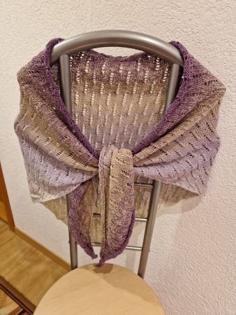 Handarbeit, Dreiecktuch, gestrickt, lila-beige
