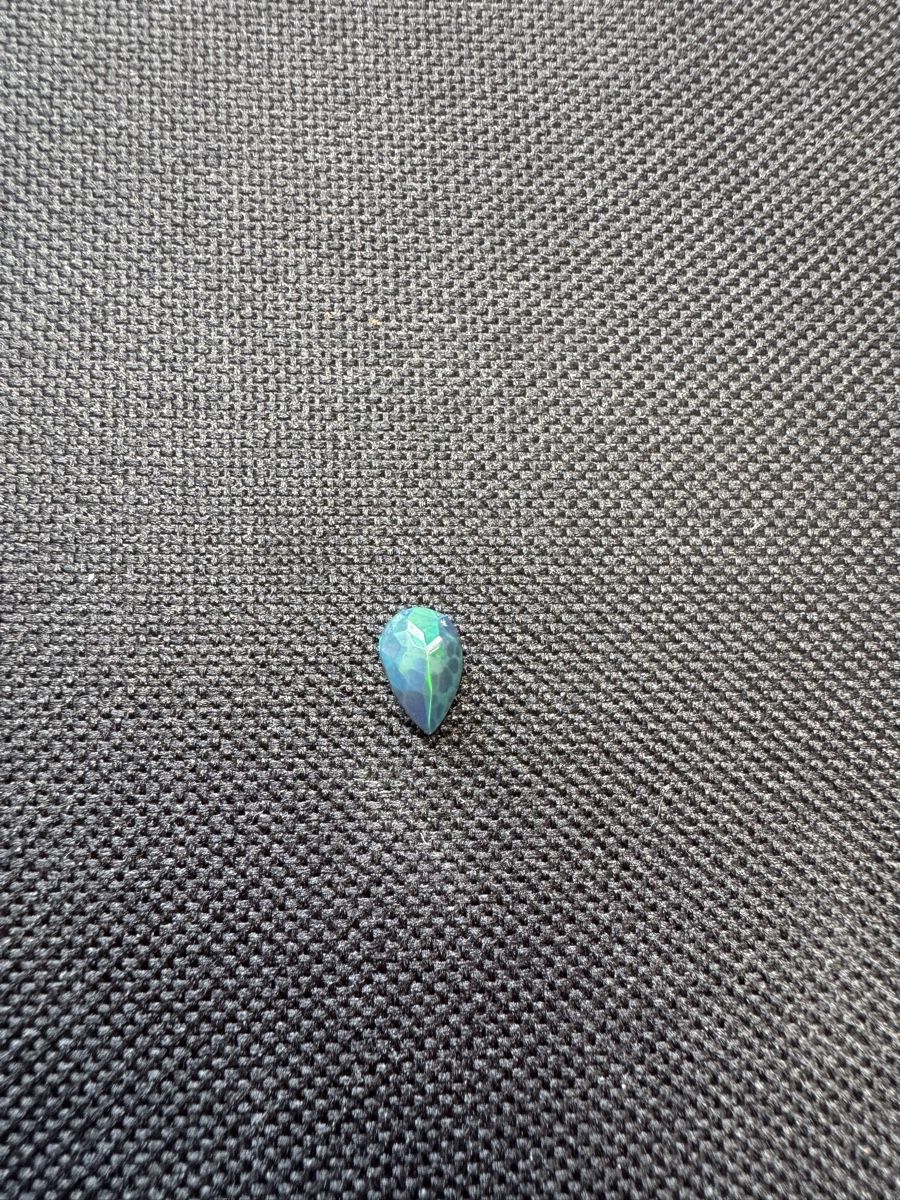 Edelsteine: Black Opal 0.8 ct – Neu und originalverpackt aus Wängi von Horus90