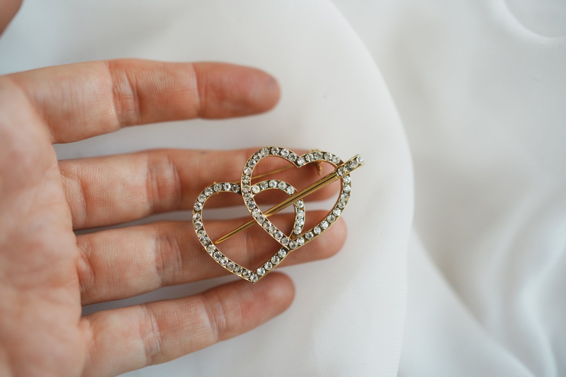 Gablonzer Spille & Fermagli: Vintage Brosche Doppelherz gold Strass – Usato da Volketswil venduto da HeredisAntiques 2