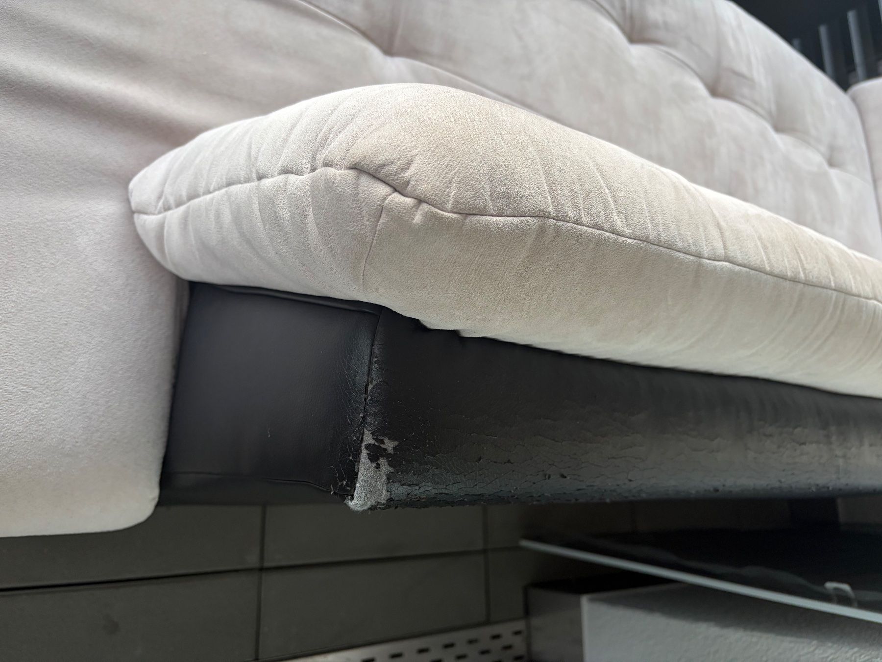Conforama Divani: Beiges Sofa mit schwarzem Ledergestell, gebraucht. – Usato da Seuzach venduto da Saui88 1