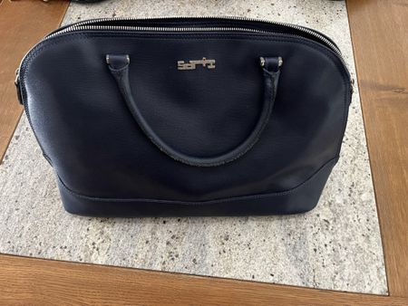 Elegante borsa blu scuro - perfetta per la stagione!