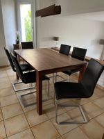 6 chaises noires en cuir Pfister avec pieds en métal