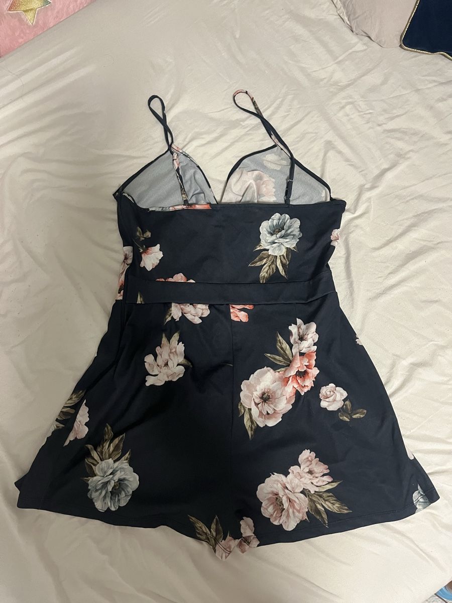 Jumpsuits: About you | Combinaison short à fleurs taille 40/L – D'occasion à Genève par Isa_ventes 1