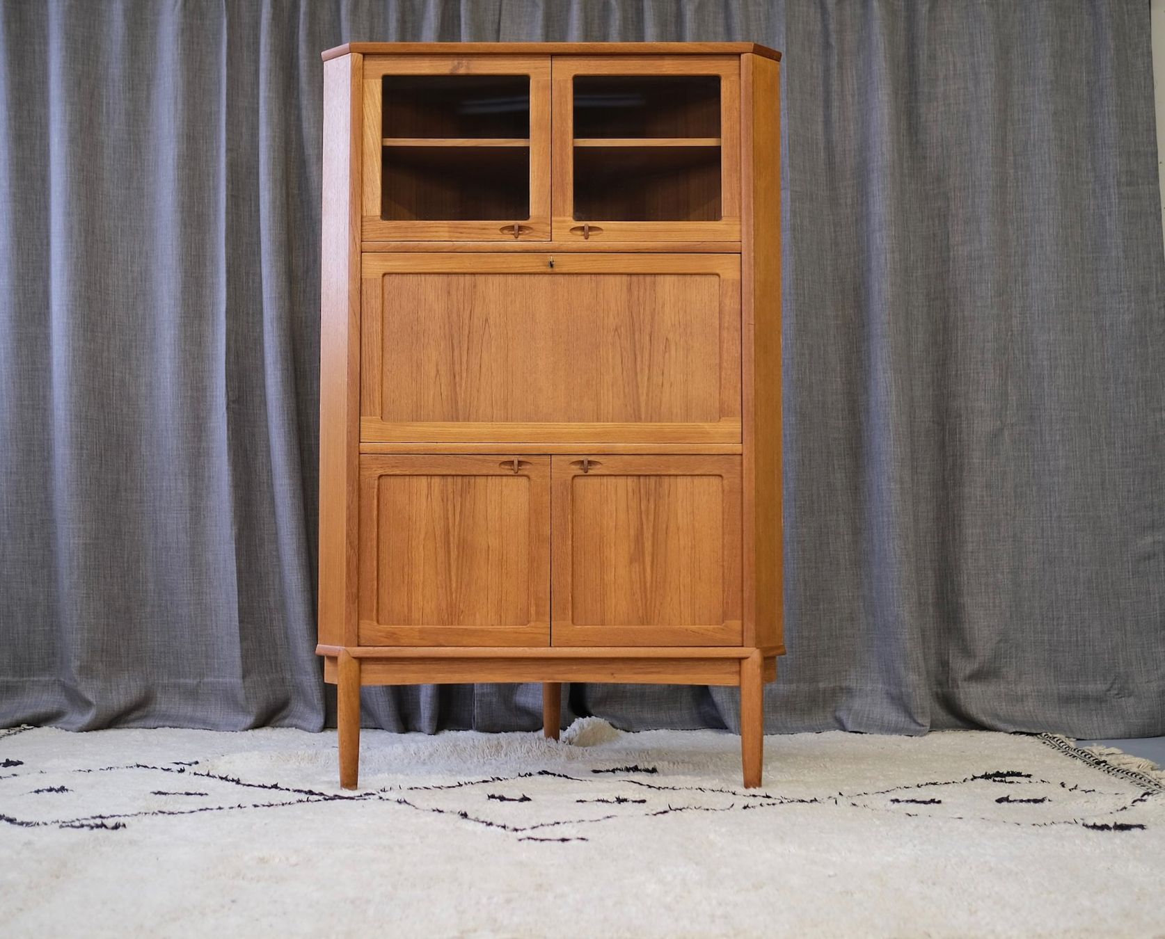 Cassettiere: Danish Corner Cabinet by H. W. Klein for Bramin, Denmark – Usato da Bern venduto da Zmodern_VIN 3