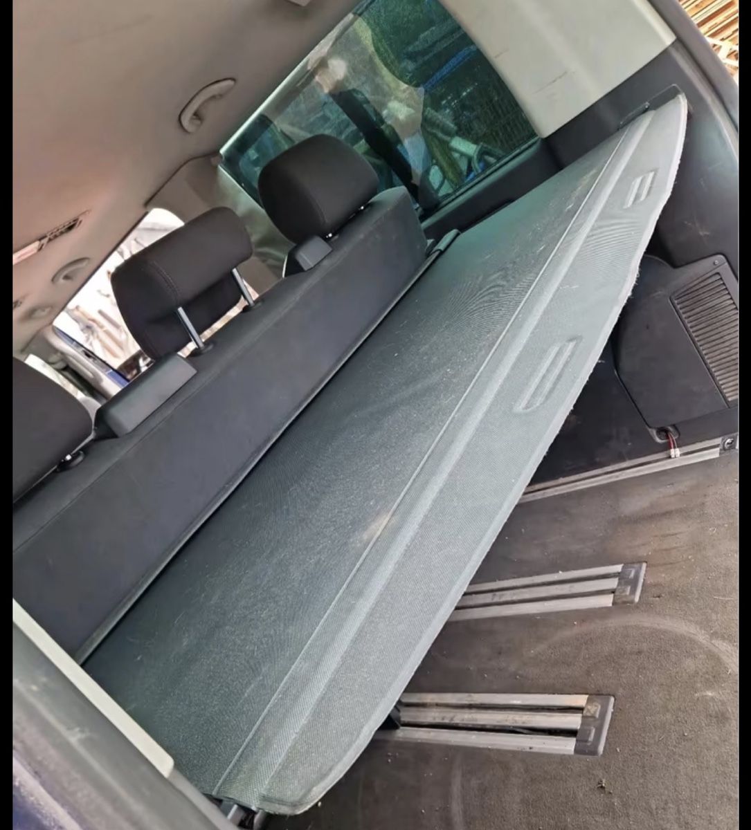 VW Accessori per altri veicoli: VW T5 Laderaumabdeckung Rollo – Usato da Hölstein venduto da Moserei14