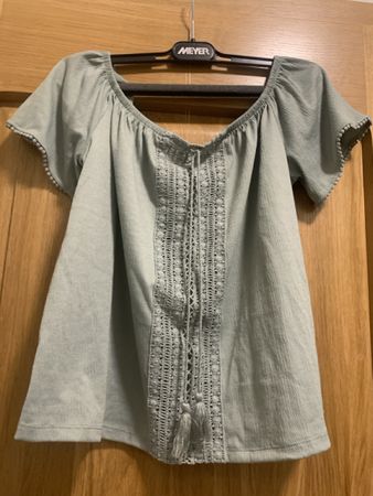 Sommerliches Off-Shoulder Top mit Spitze, Grösse M