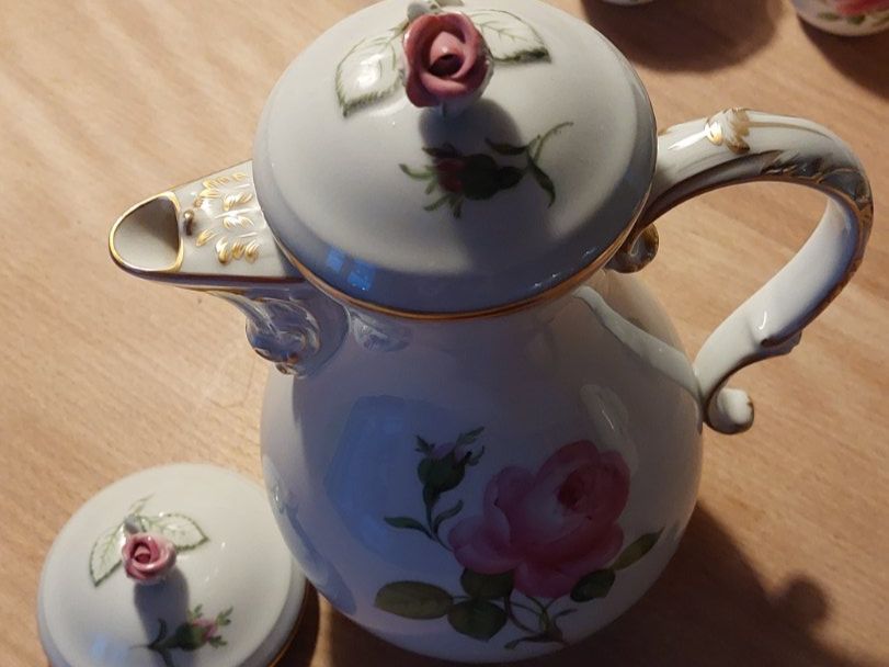 Set di piatti: Meissner Kaffeeservice mit Rosenmuster – Usato da Mettmenstetten venduto da protokoll 1