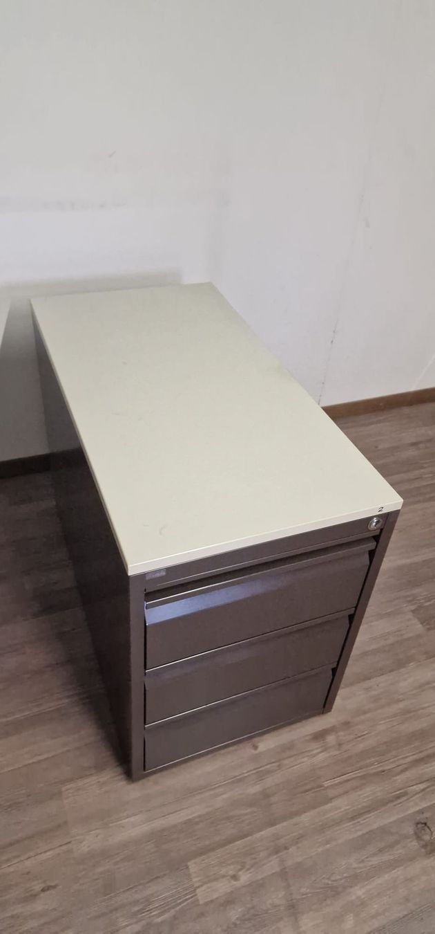 Lista Banconi: 2x Unterstellkorpus Lista + Tisch – Usato da Alpnach Dorf venduto da jkp_k62jg 1