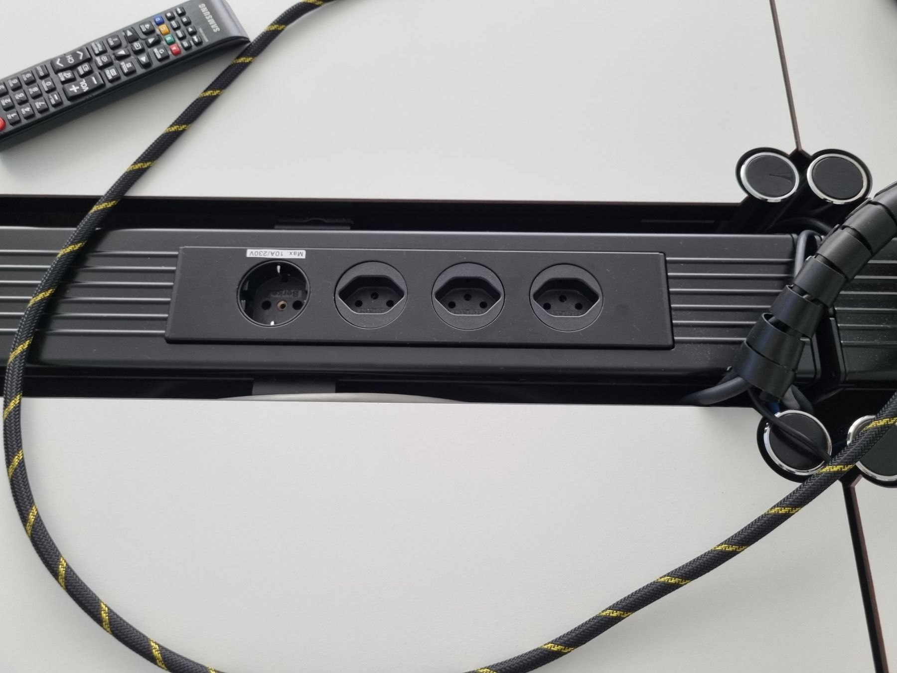Altro Materiale elettrico: USM Kabelkanal mit integrierter USM Steckerleiste 4 Stecker – Usato da Affoltern am Albis venduto da Zapro