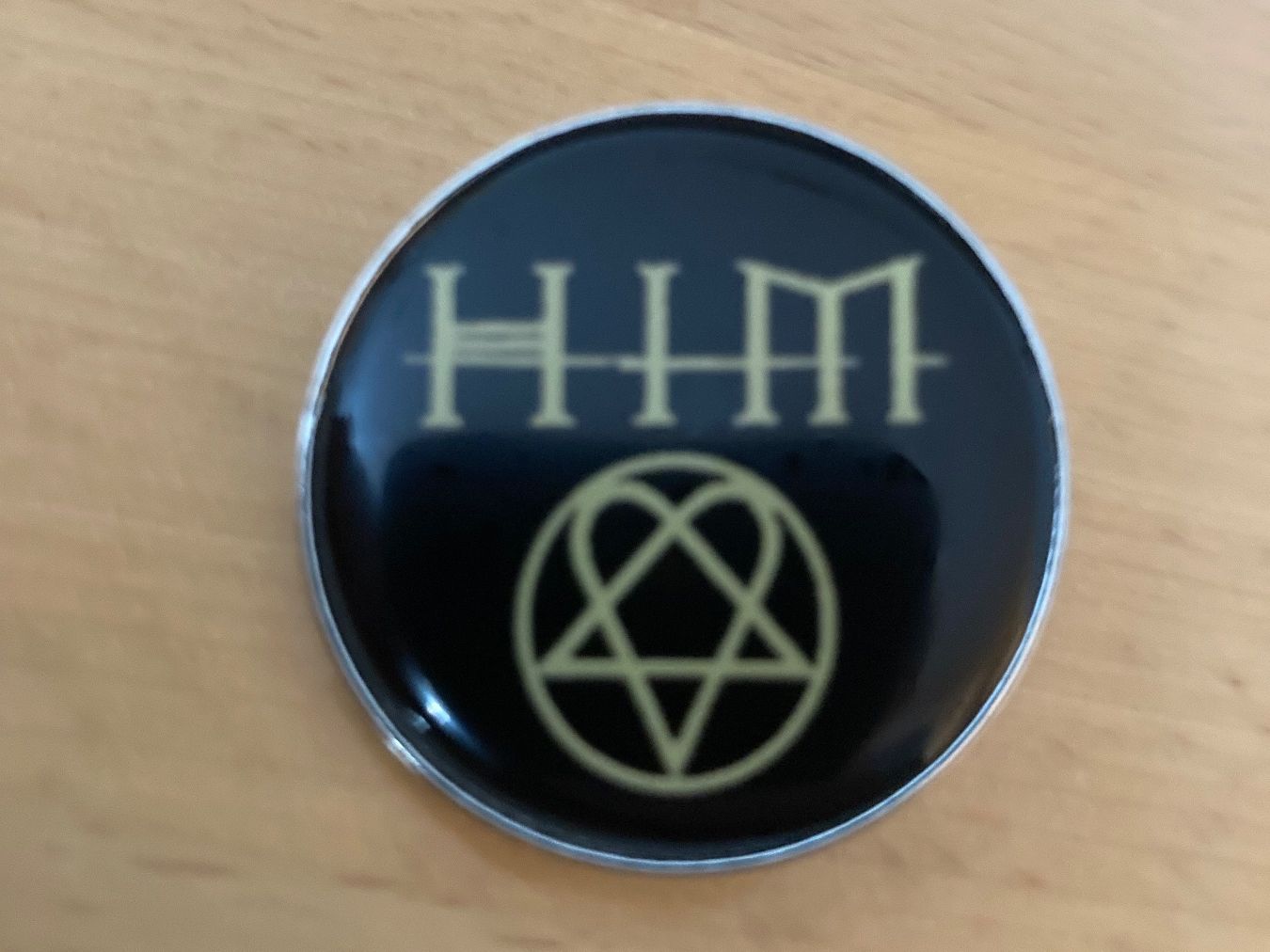 Broschen & Nadeln: HIM Pin Anstecker Punk Rock Metal Pop – Neu (gemäss Beschreibung) aus Horn von abutre72