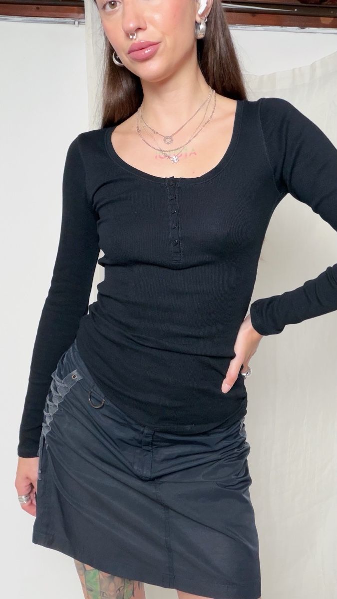 Top: Langarmshirt schwarz mit Knopfleiste – Usato da Knonau venduto da Grapesvintage