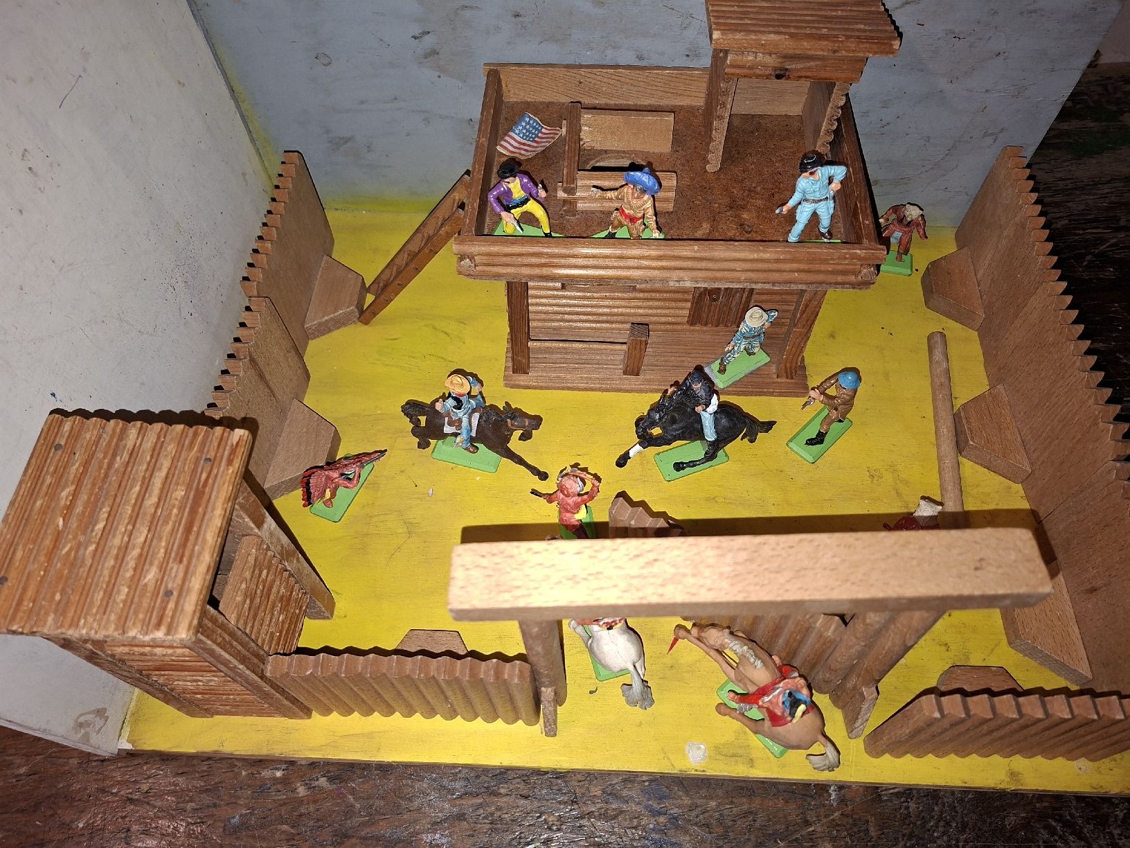 Giocattoli: Fort de western en bois – Usato da Monthey venduto da Jmbois 2