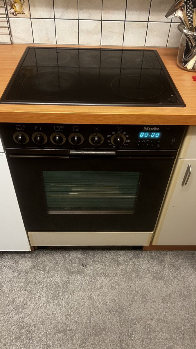Miele Backöfen: Miele 55cm Backofen mit Glaskeramik – Gebraucht aus Trasadingen von Kaffee.mann