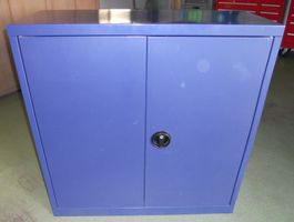Werkzeugschrank aus Metall abschliessbar mit 2 Tablaren!!!