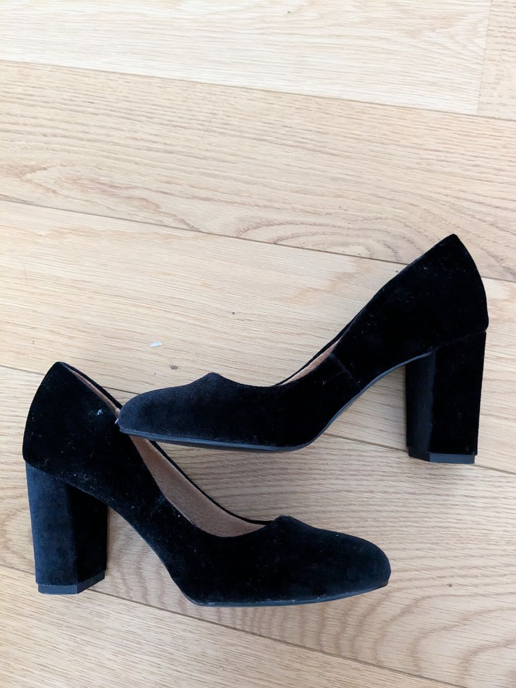 Scarpe da donna: Schwarze Samt Pumps Gr. 37 – Usato da Winterthur venduto da Prishy 1