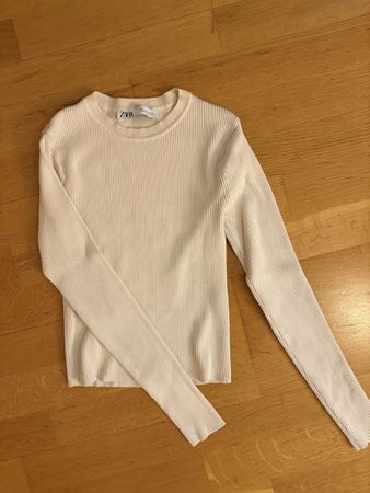 Enganliegender Pullover Zara, Grösse S
