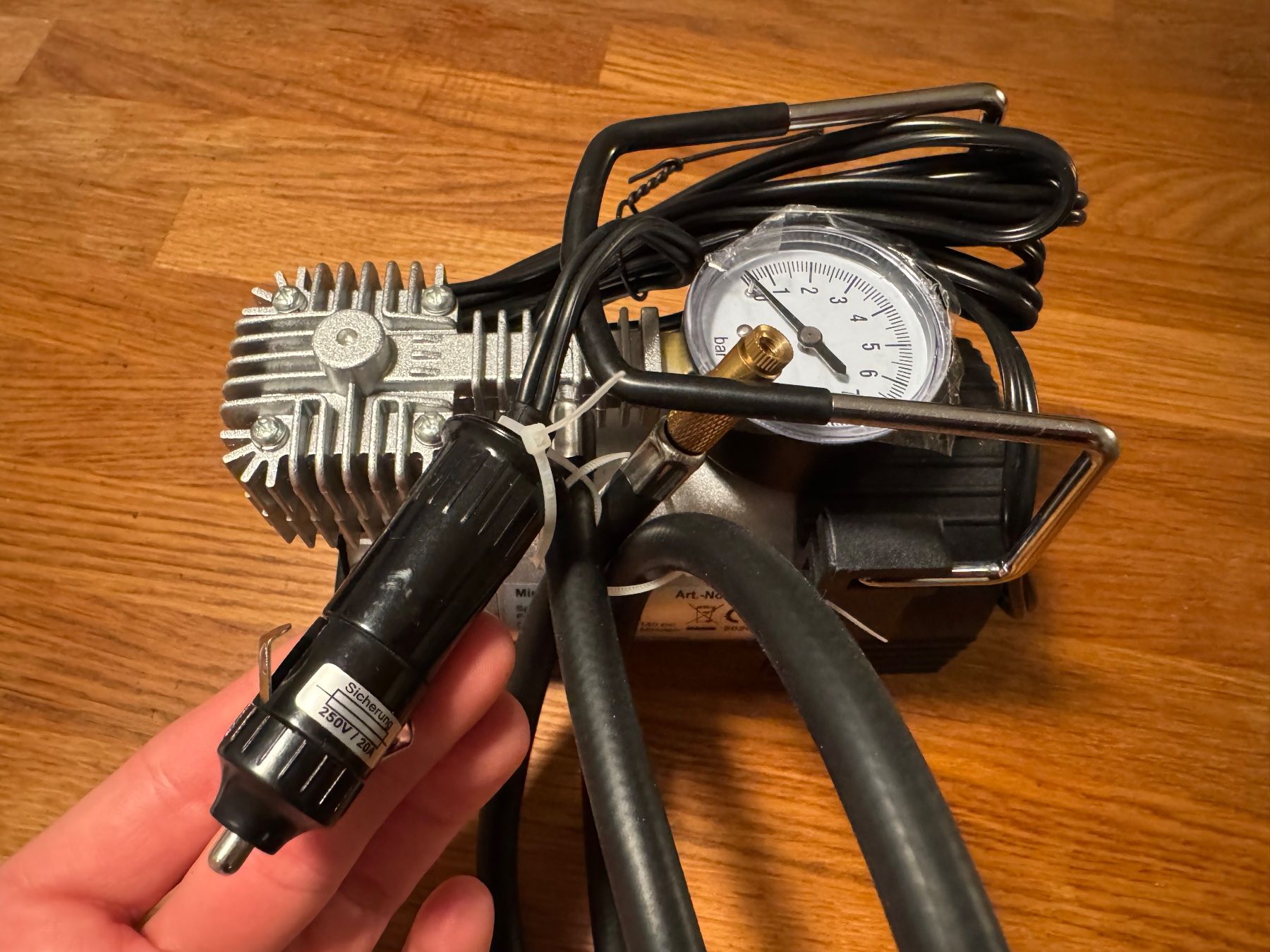 Compressori: 12V Mini-Kompressor Auto Wohnmobil Motorrad Pumpe Mannesmann – Nuovo e nell'imballaggio originale da Frutigen venduto da Orbiter 5